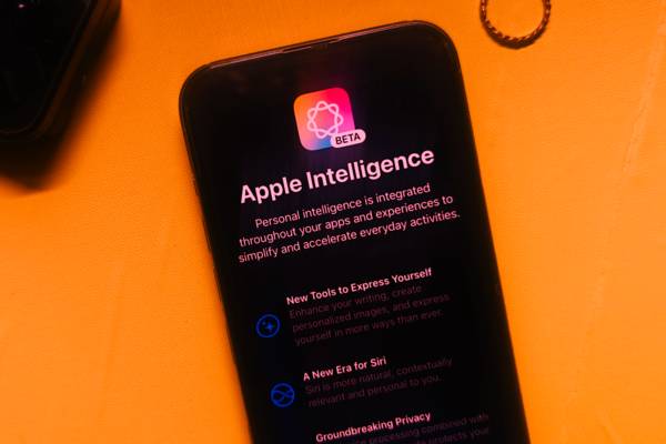 苹果iOS 19大变革！Siri升级延期，Apple Intelligence功能遭“雪藏”？