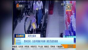 门店外结冰顾客滑倒摔飞手机，巨额损失究竟该谁来赔？